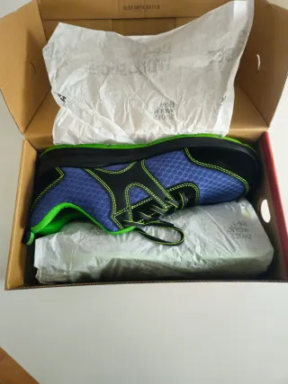 Zapatos de trabajo BeeWork azules y verdes