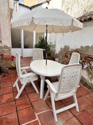 Set tavolo e sedie da giardino con ombrellone