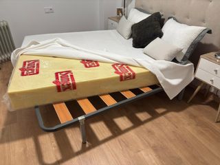 Struttura letto metallica con doghe in legno e materasso in schiuma