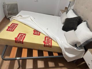 Struttura letto metallica con doghe in legno e materasso in schiuma