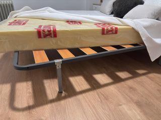 Struttura letto metallica con doghe in legno e materasso in schiuma