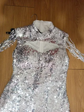 Vestido de fiesta plateado con lentejuelas