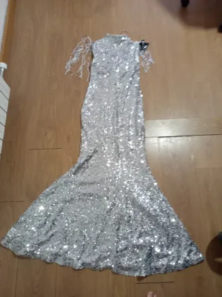 Vestido de fiesta plateado con lentejuelas