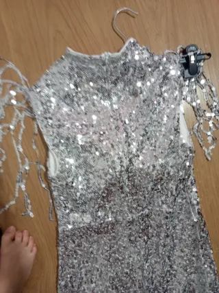 Vestido de fiesta plateado con lentejuelas