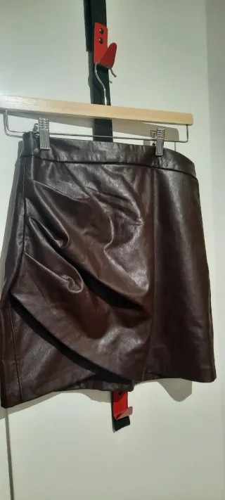 Falda marrón efecto piel T. M