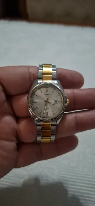 Reloj Casio Mujer Dorado y Plateado