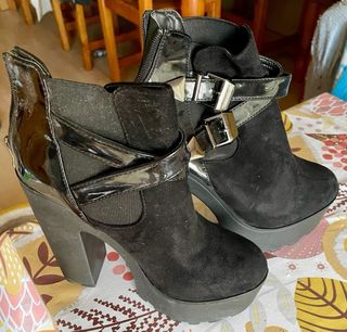 Botines negros con cremallera