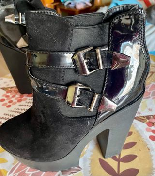 Botines negros con cremallera