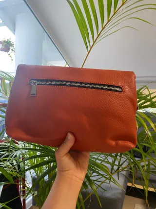 Bolso de mano naranja con cremallera