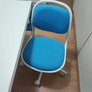 Escritorio y silla infantil azul