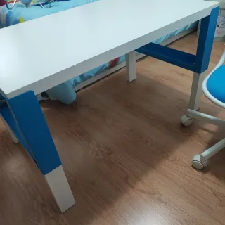 Escritorio y silla infantil azul