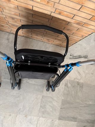 Andador FORTA 4 ruedas con asiento y bolsa