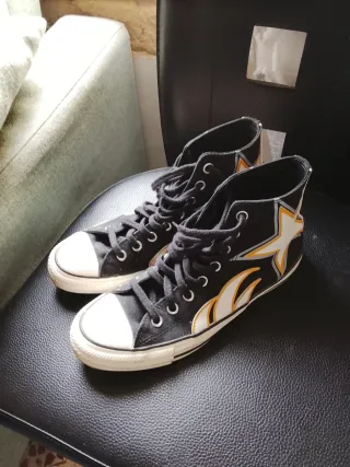 Converse Negras con Estrellas y Llamas