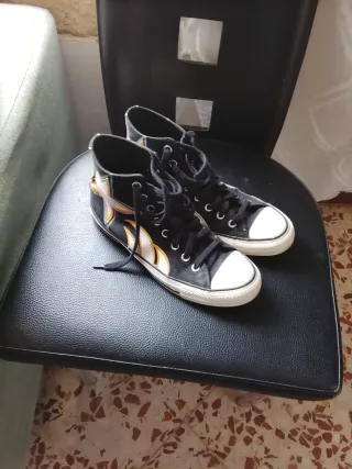 Converse Negras con Estrellas y Llamas