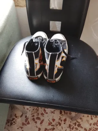 Converse Negras con Estrellas y Llamas