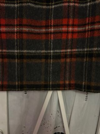 Falda escocesa gris y roja