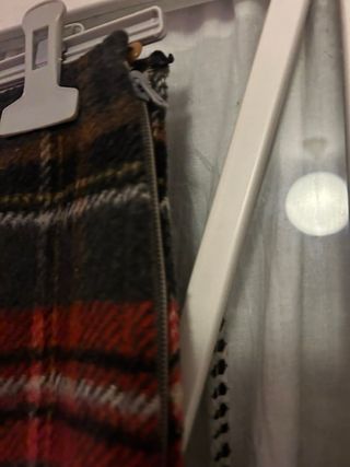 Falda escocesa gris y roja