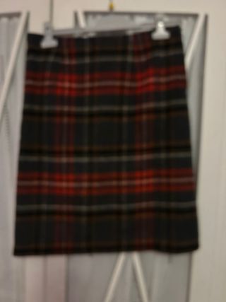 Falda escocesa gris y roja