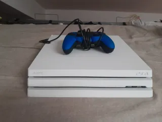 Ps4 Pro Bianco + 2 Joystick