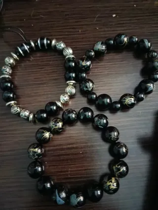 Pulseras de cuentas negras y plateadas