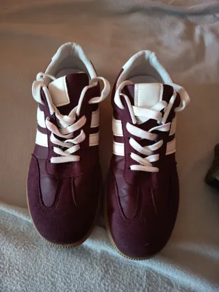 Zapatillas casual rojas y blancas