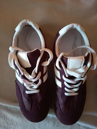 Zapatillas casual rojas y blancas