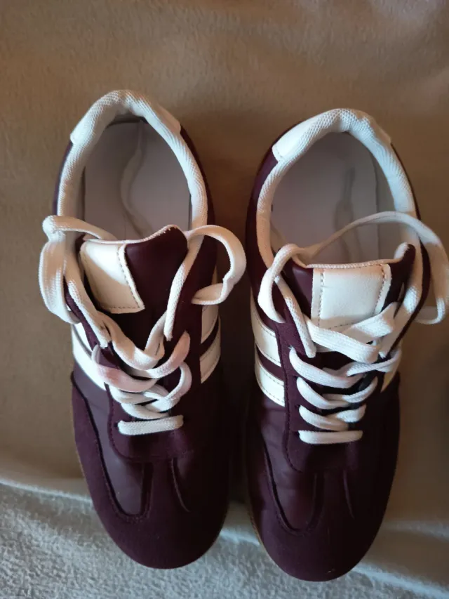 Zapatillas casual rojas y blancas