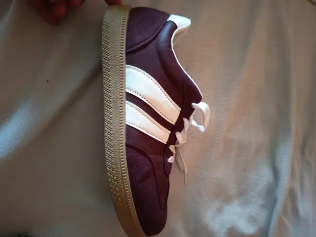 Zapatillas casual rojas y blancas