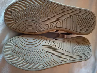 Zapatillas casual rojas y blancas