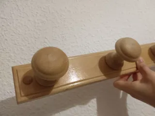 Perchero de madera de pared