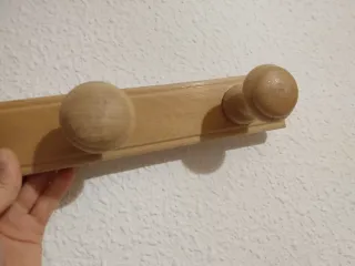 Perchero de madera de pared
