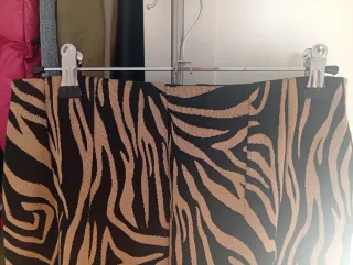 Falda estampada cebra beige y negra