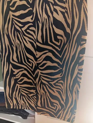 Falda estampada cebra beige y negra