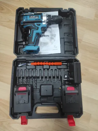 Taladro a batería con maletín y accesorios