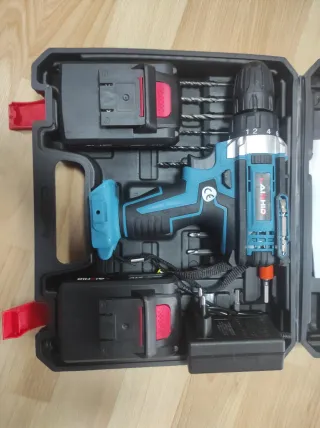 Taladro a batería con maletín y accesorios