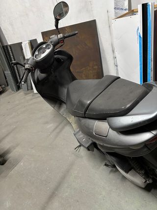 Yamaha 125cc Scooter Gris