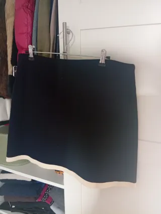 Falda azul marino con detalle beige