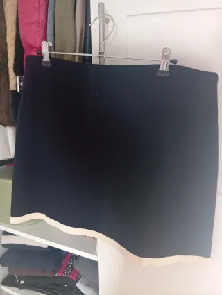 Falda azul marino con detalle beige