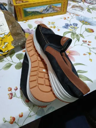 Zapatos casuales negros y marrones