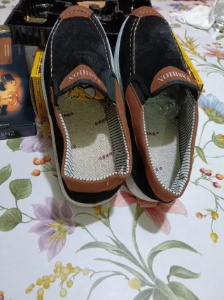 Zapatos casuales negros y marrones