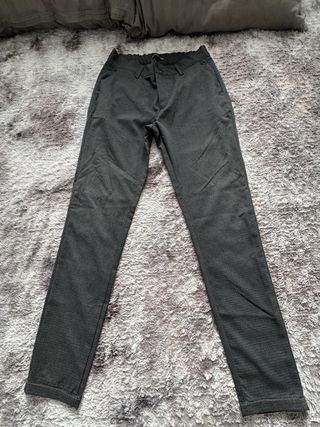 Pantalón gris con patrón de cuadros