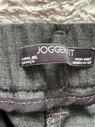 Pantalón gris con patrón de cuadros