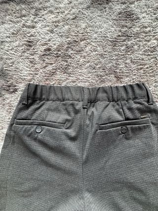 Pantalón gris con patrón de cuadros