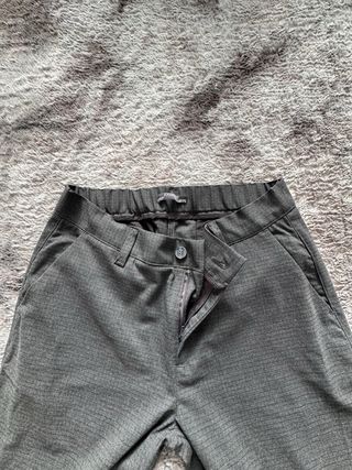 Pantalón gris con patrón de cuadros