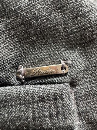 Pantalón gris con patrón de cuadros