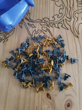 Soldatini di plastica (vari colori)