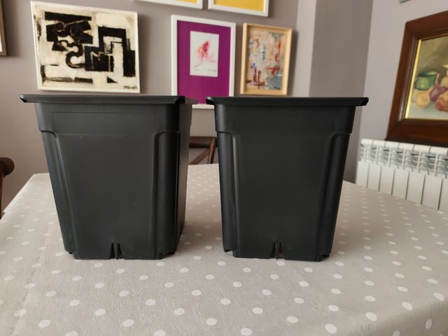 2 Maceteros negros resina