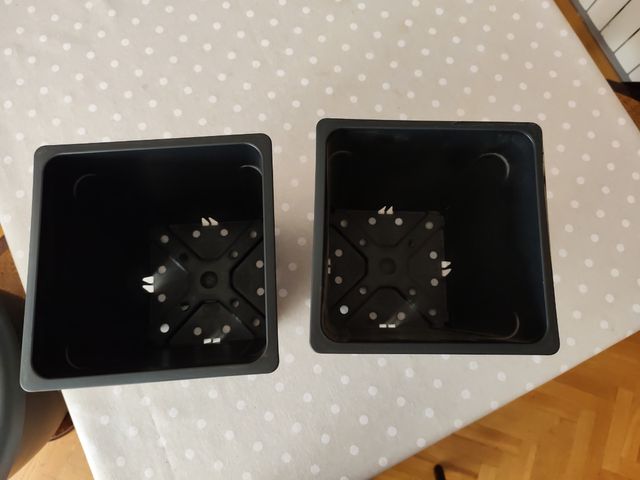 2 Maceteros negros resina