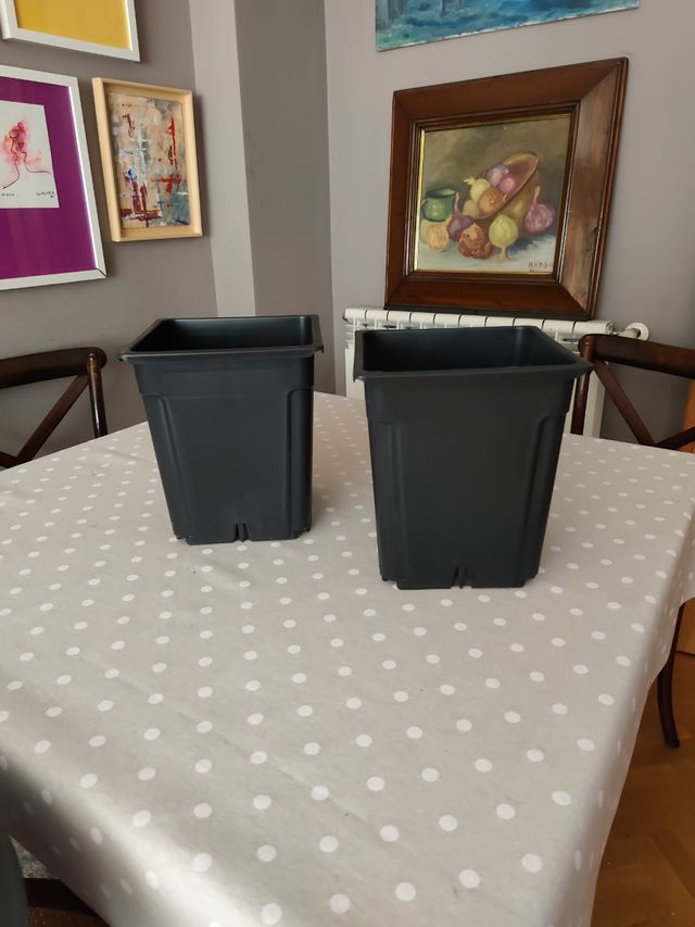 2 Maceteros negros resina