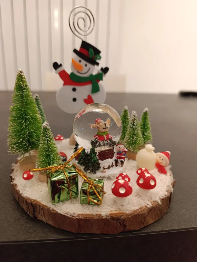 Palla di vetro natalizia e pupazzo neve portafoto